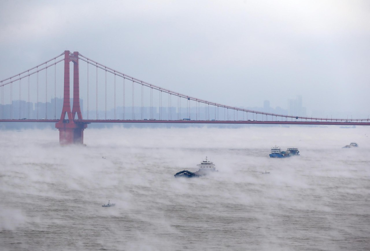 Туман над водами реки Янцзы в Ухане, провинция Хубэй, Китай