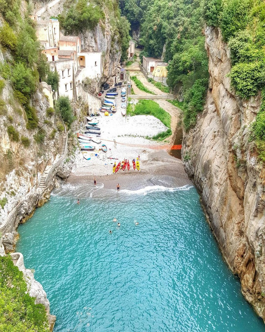 Маленький уютный пляж в Италии