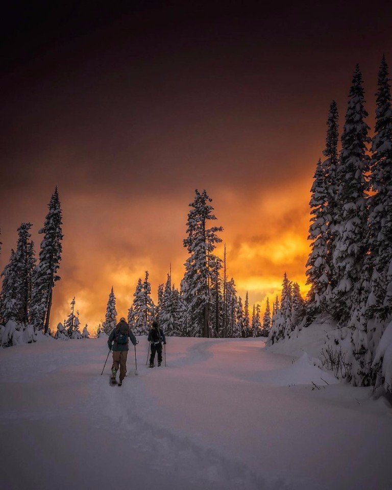 Огненный закат среди снегов