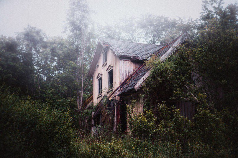 Мрачная красота заброшенных строений. - 5