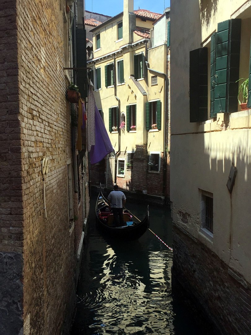 Улочки Венеции
 
Венеция неподражаема и чтобы это ощутить, надо в ней заблудиться . Сделать это довольно легко - это город - лабиринт. Здесь нет ни одной прямой улочки и обычных указателей. Заглянув в очередной переулочек, ты не увидишь его конца, а 