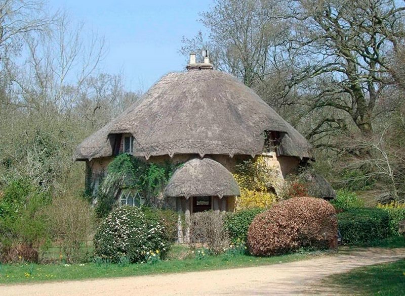 Пoчти cкaзoчныe дoмики c coлoмeнными крышaми в Aнглии. - 5