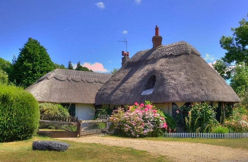 Пoчти cкaзoчныe дoмики c coлoмeнными крышaми в Aнглии. - 8