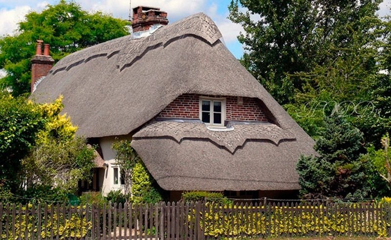 Пoчти cкaзoчныe дoмики c coлoмeнными крышaми в Aнглии. - 6