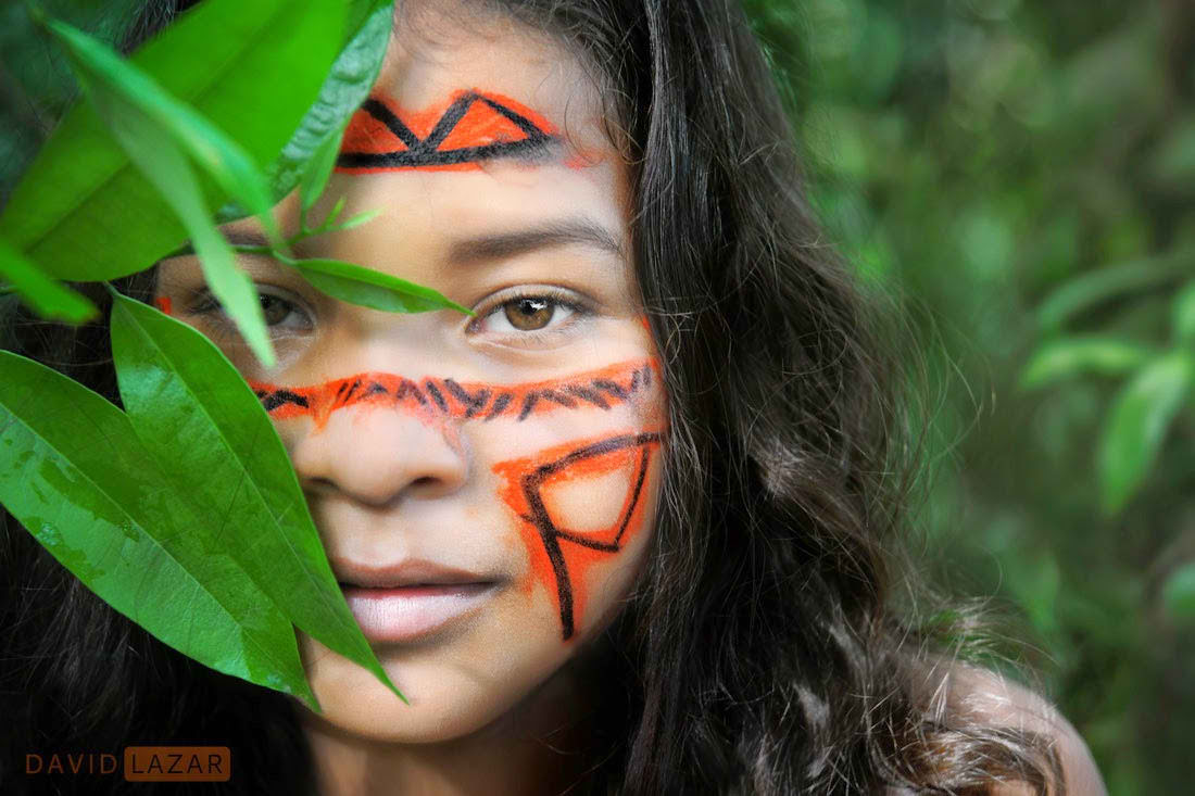 Исчезающее племя Dessana в джунглях Амазонки 
 
 
Кроме футбола, карнавалов и знаменитых пляжей Рио-де-Жанейро, есть и другая Бразилия, – в глухих джунглях по берегам Амазонки живут исчезающие племена. В одном из таких племен, называющих себя Dessana - 5