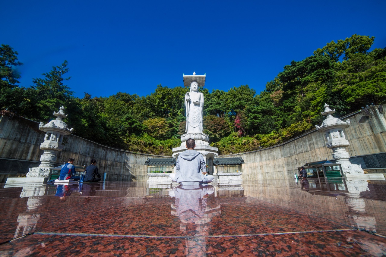 Кругосветка с Алексеем Виндом. День 83. Сеул, Южная Корея.
Отправляться в Южную Корею я особо не планировал, но так как оказался совсем рядом то решил посетить и это страну.
Сеул оказался вполне привлекательным городом. Одной из его главных достоприм - 5