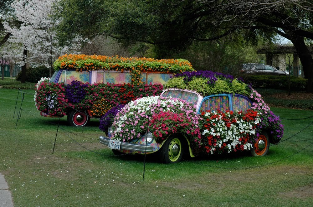 Цветoчные клумбы из старых машин