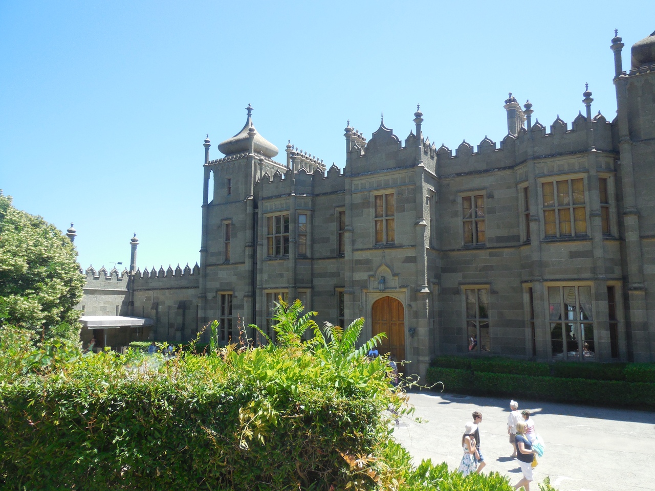 Ялта - это узкие европейские улочки, французские мелодии, это цветники в переулках. Ялта - это живая музыка, девочка-трубач и мальчик-фокусник. Ялта - это смеющиеся парочки, танцующие босиком под луной. Ялта - это невероятный вид с горы Ай-Петри. Ялт - 7