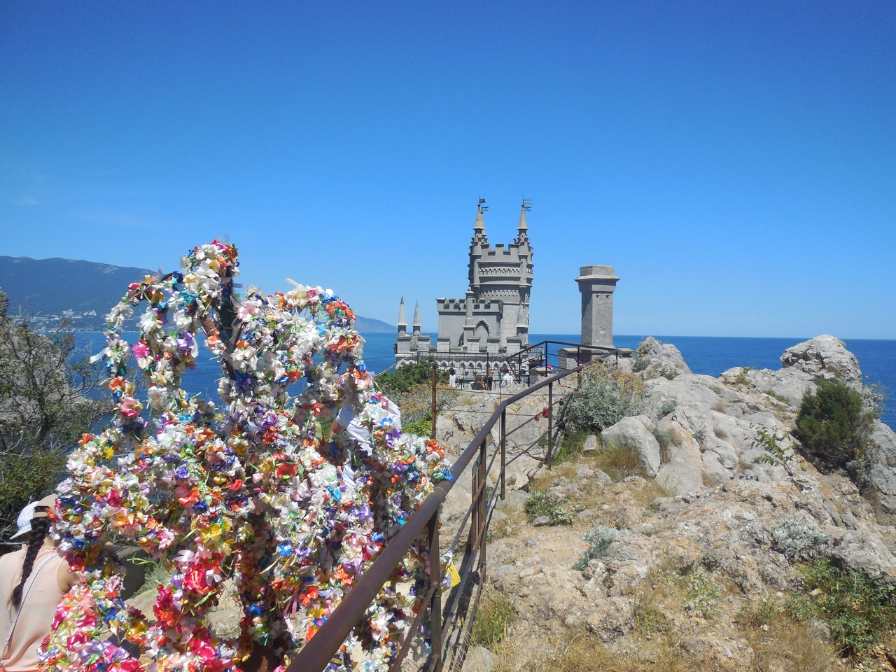 Ялта - это узкие европейские улочки, французские мелодии, это цветники в переулках. Ялта - это живая музыка, девочка-трубач и мальчик-фокусник. Ялта - это смеющиеся парочки, танцующие босиком под луной. Ялта - это невероятный вид с горы Ай-Петри. Ялт - 6