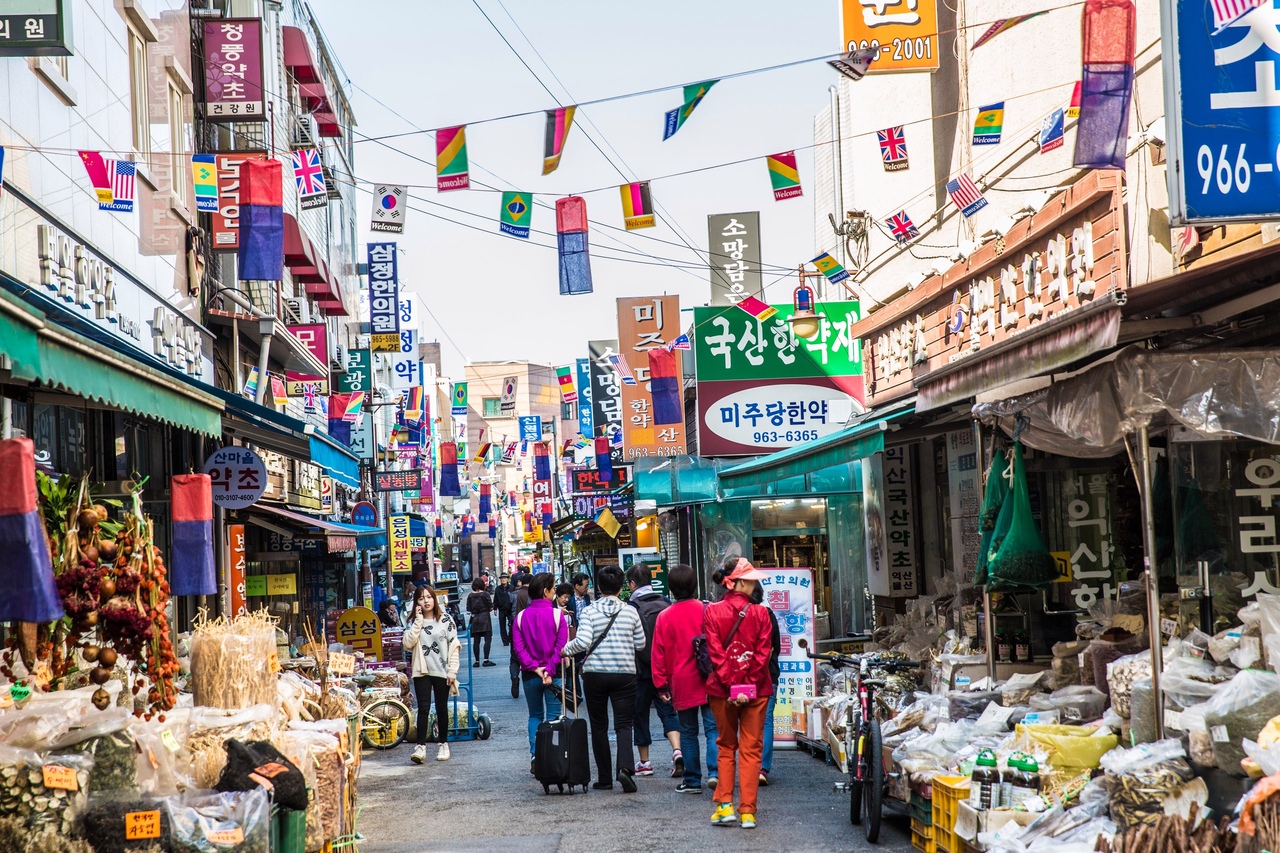 Кругосветка с Алексеем Виндом. День 83. Сеул, Южная Корея.
Отправляться в Южную Корею я особо не планировал, но так как оказался совсем рядом то решил посетить и это страну.
Сеул оказался вполне привлекательным городом. Одной из его главных достоприм - 6