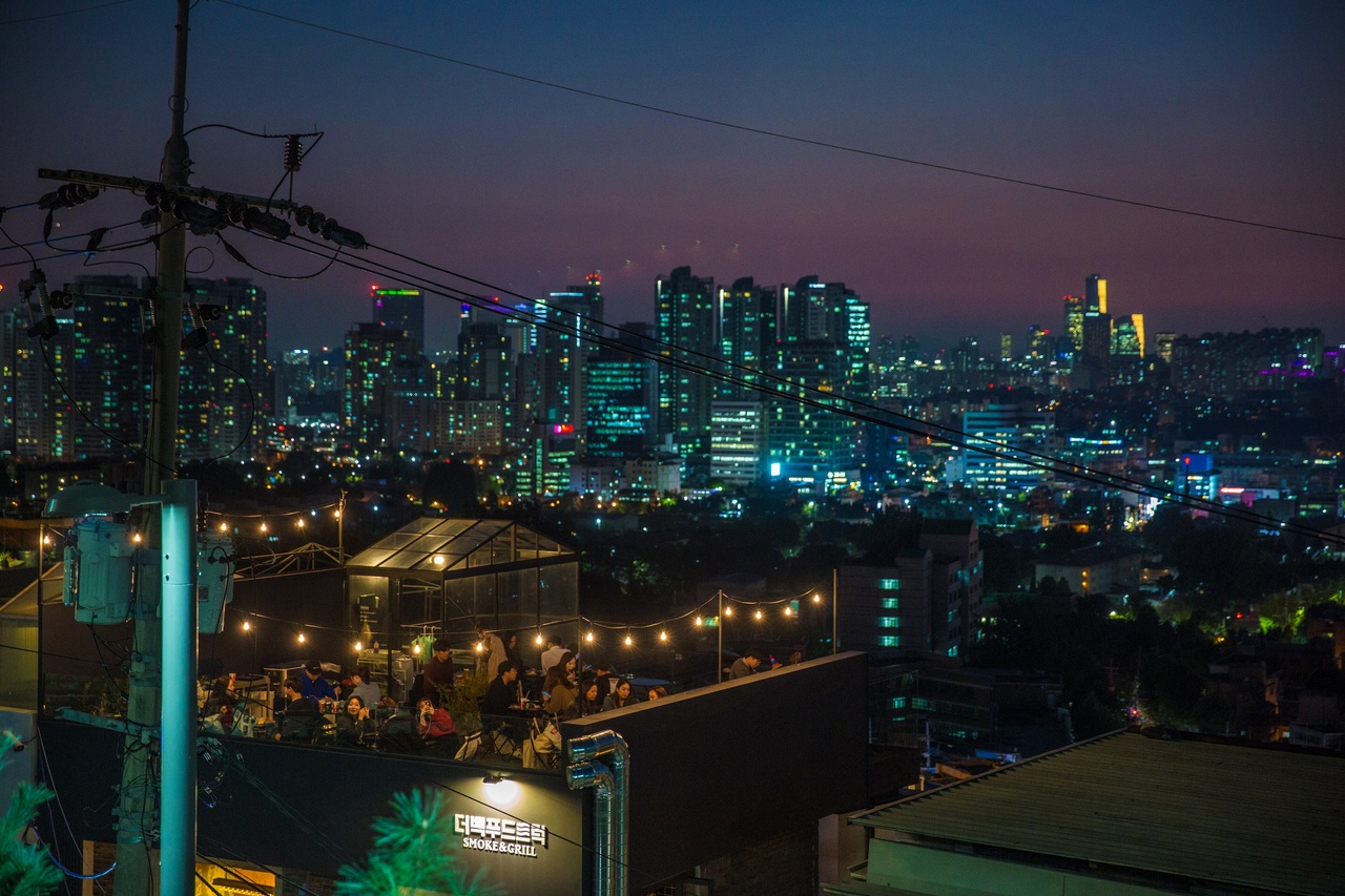 Кругосветка с Алексеем Виндом. День 83. Сеул, Южная Корея.
Отправляться в Южную Корею я особо не планировал, но так как оказался совсем рядом то решил посетить и это страну.
Сеул оказался вполне привлекательным городом. Одной из его главных достоприм - 8