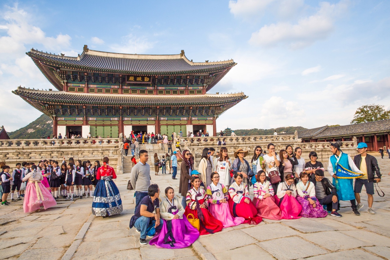 Кругосветка с Алексеем Виндом. День 83. Сеул, Южная Корея.
Отправляться в Южную Корею я особо не планировал, но так как оказался совсем рядом то решил посетить и это страну.
Сеул оказался вполне привлекательным городом. Одной из его главных достоприм