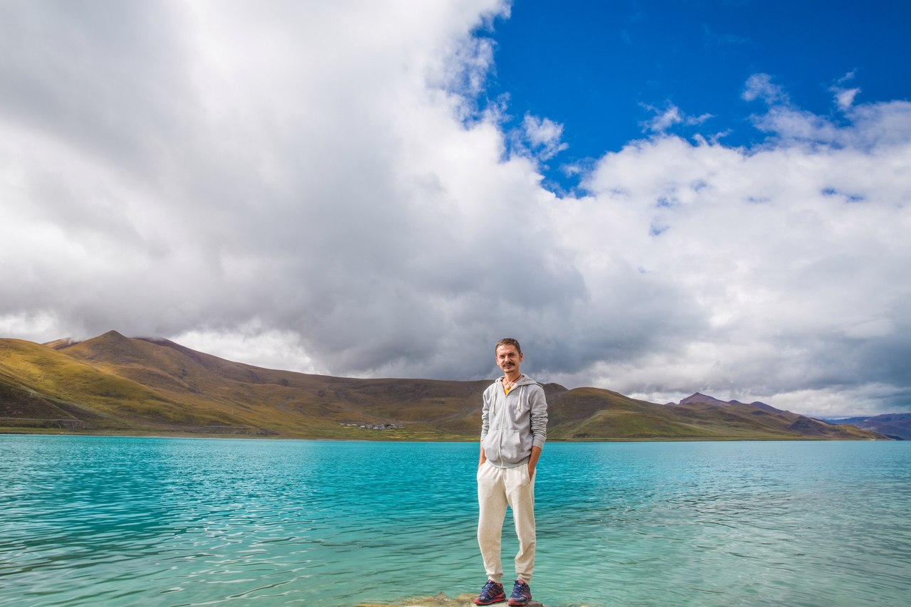 Кругосветка с Алексеем Виндом. День 60. 
Магический Тибет.
Одна мистическая история случившаяся со мной во время первого дня коры вокруг Кайласа. Когда я приехал, то сказал гиду что хочу себе взять камень с Кайласа. Он сказал что так делать нельзя и 