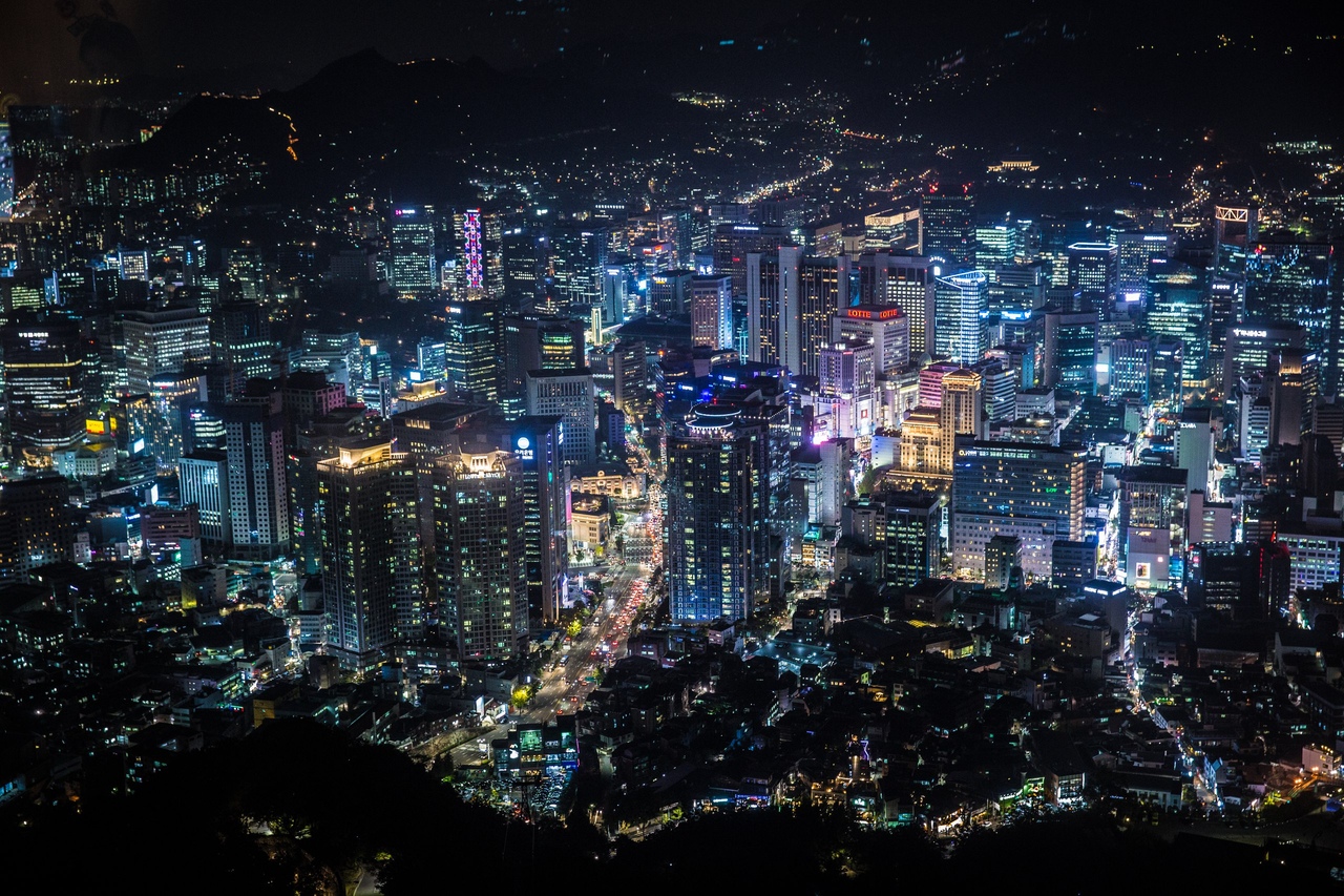 Кругосветка с Алексеем Виндом. День 83. Сеул, Южная Корея.
Отправляться в Южную Корею я особо не планировал, но так как оказался совсем рядом то решил посетить и это страну.
Сеул оказался вполне привлекательным городом. Одной из его главных достоприм - 9