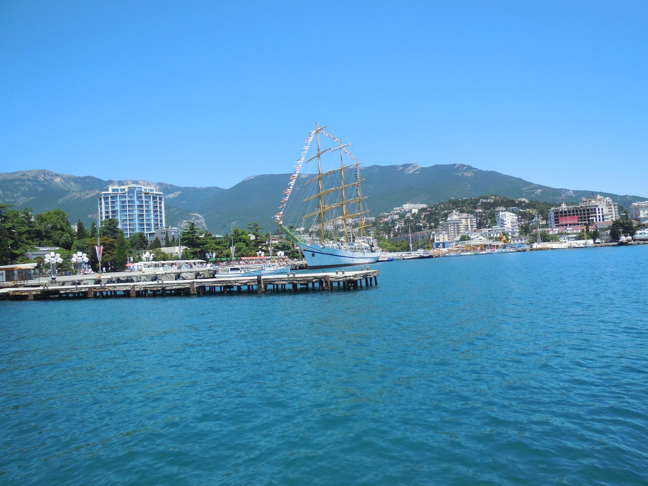 Ялта - это узкие европейские улочки, французские мелодии, это цветники в переулках. Ялта - это живая музыка, девочка-трубач и мальчик-фокусник. Ялта - это смеющиеся парочки, танцующие босиком под луной. Ялта - это невероятный вид с горы Ай-Петри. Ялт