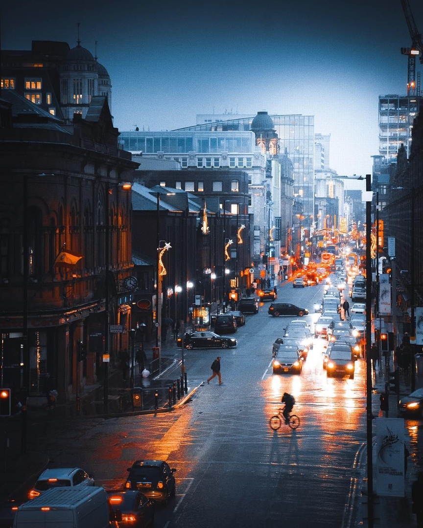 На шумных улицах Манчестера