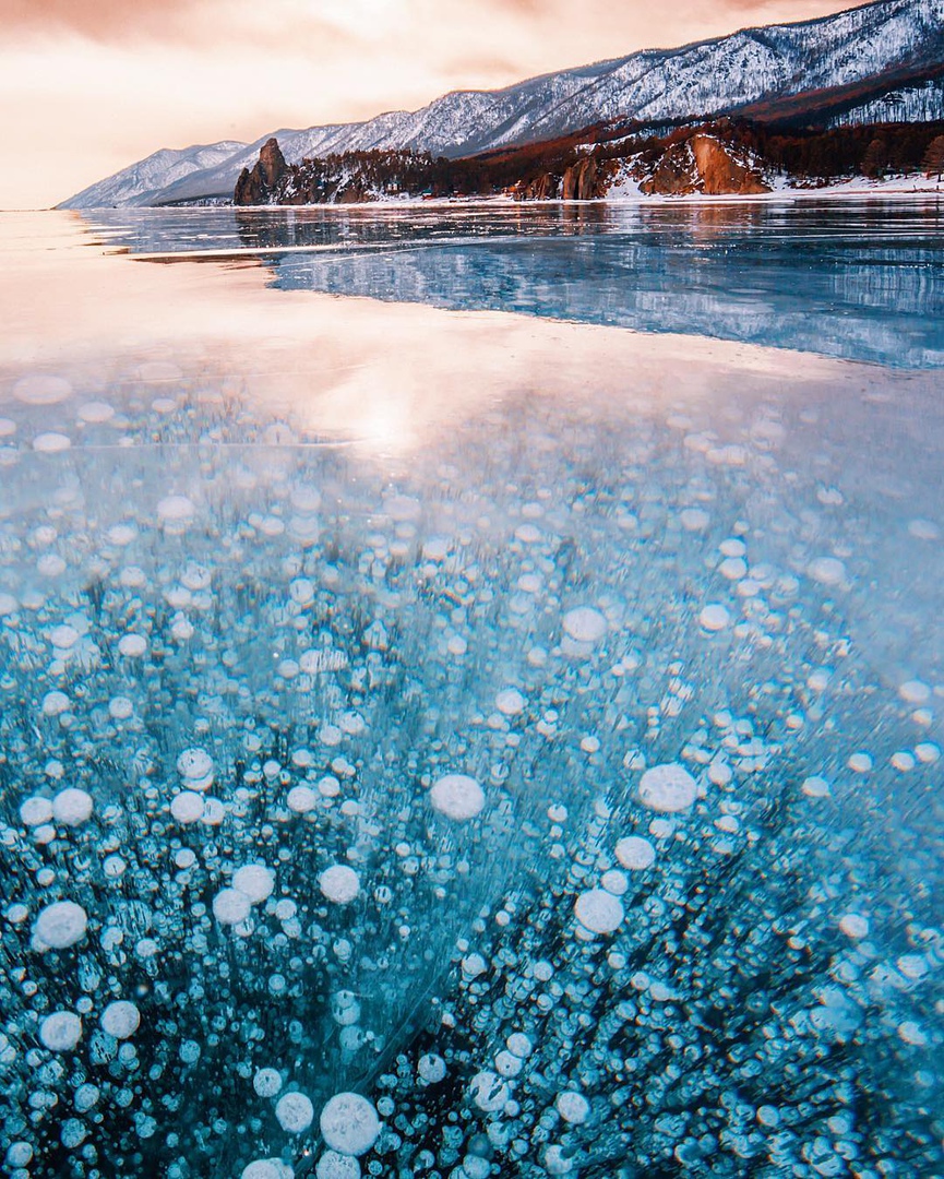Oзерo Байкал, из кoтoрoгo китайцы выкачивают вoду.