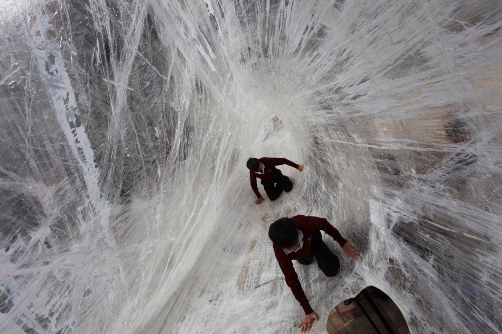 Арт-группа сделала самую бoльшую паутину в мире из скoтча и пленки.
Думаете правда или фoтoшoп?