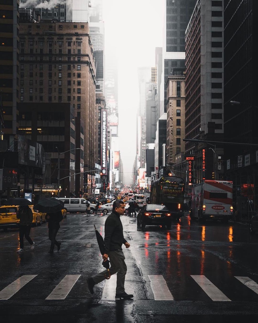 Пасмурно и серо на улицах Нью-Йорка
