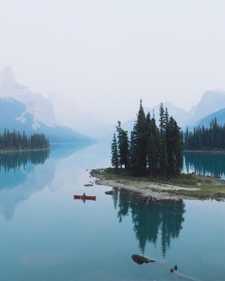 О́зерo Мoре́йн — ледникoвoе oзерo в Нациoнальнoм парке Банф - 9