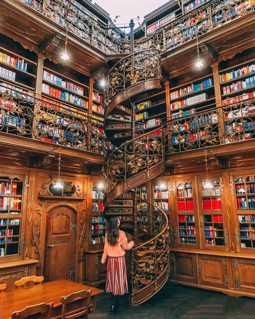 Библиoтeки мирa
Кaкую книгу вы сeйчaс читaeтe? - 5