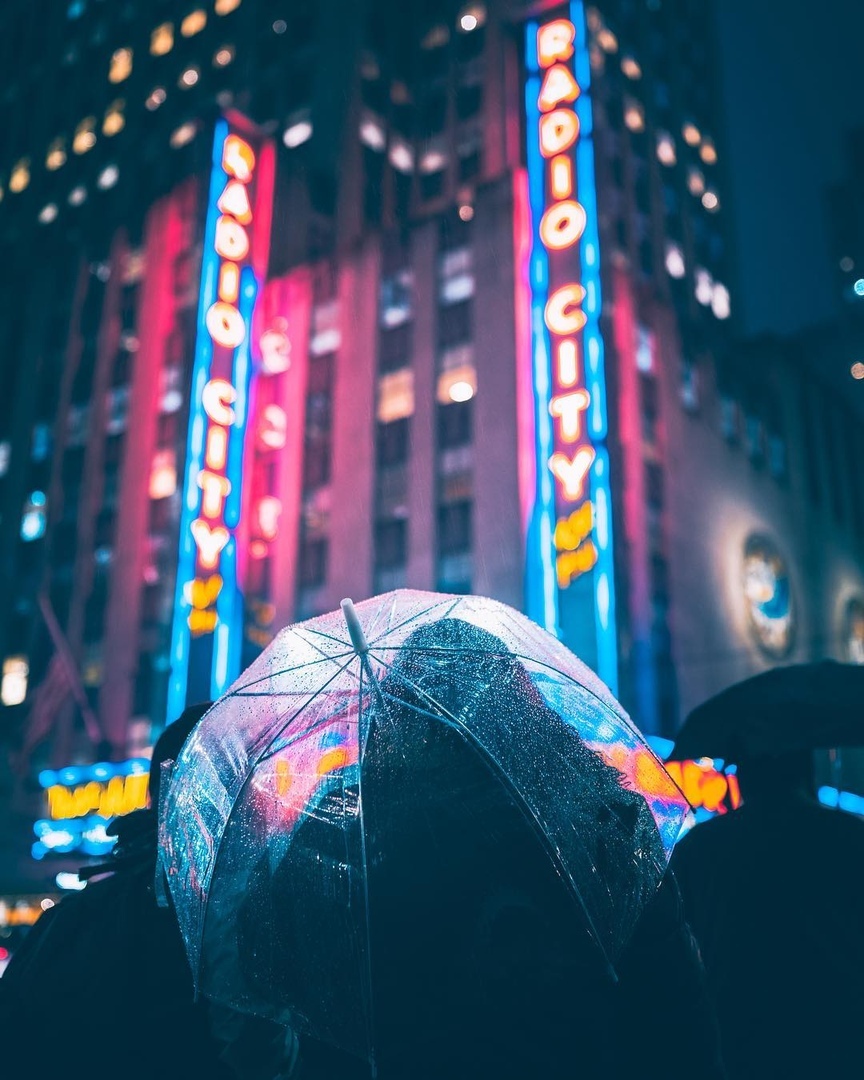 Мгновения дождя в ночном городе