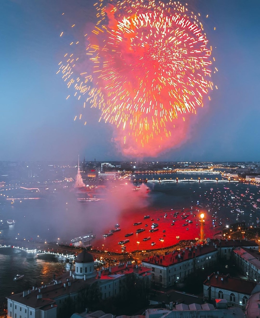Салют в честь Дня Победы в Санкт-Петербурге