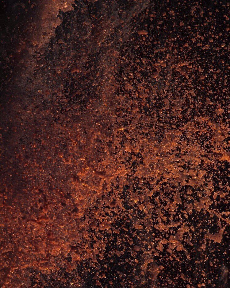 Морские волны в лучах заходящего солнца