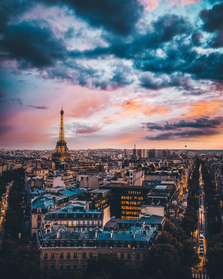 Красочное небо Парижа