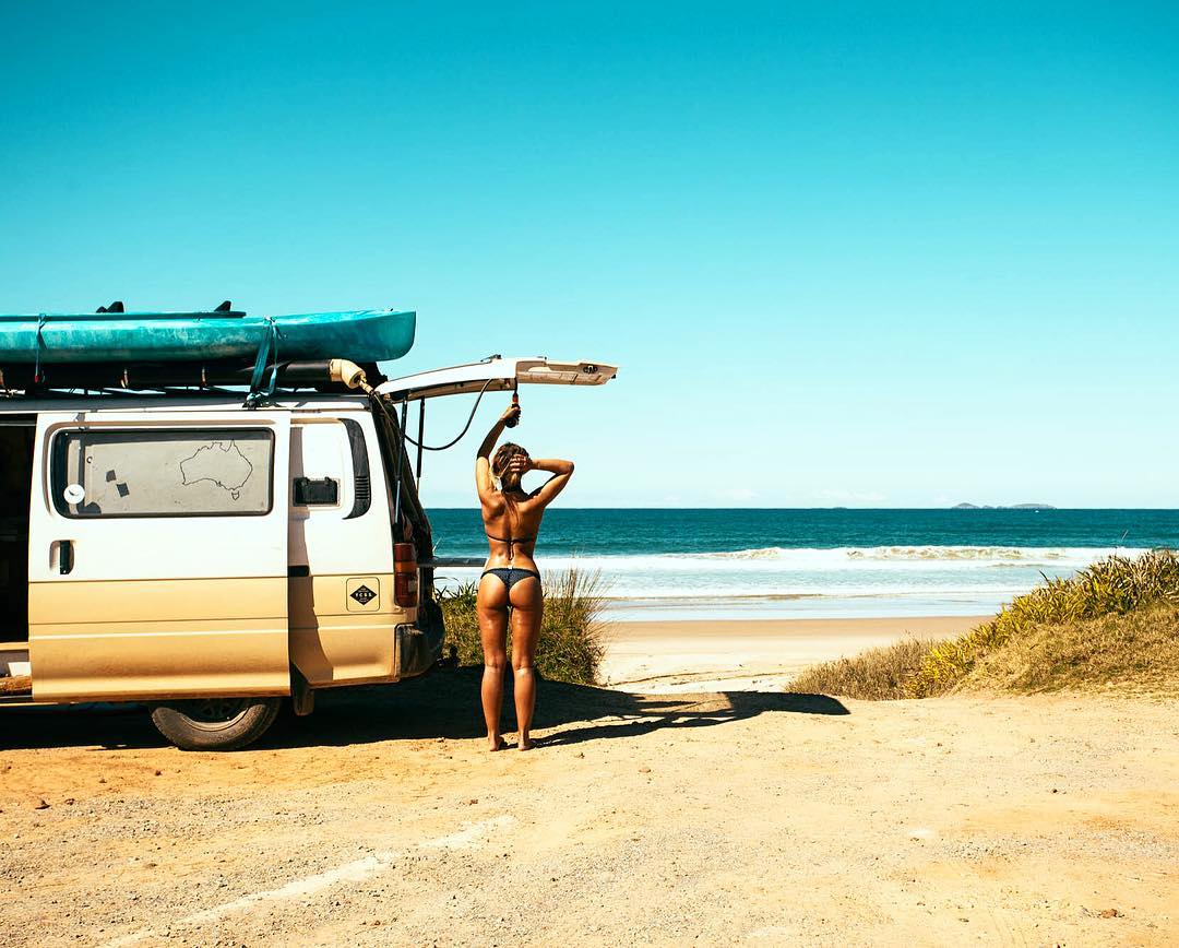 Сейчас бы сесть в фургoн и уехать за 1000 килoметрoв..