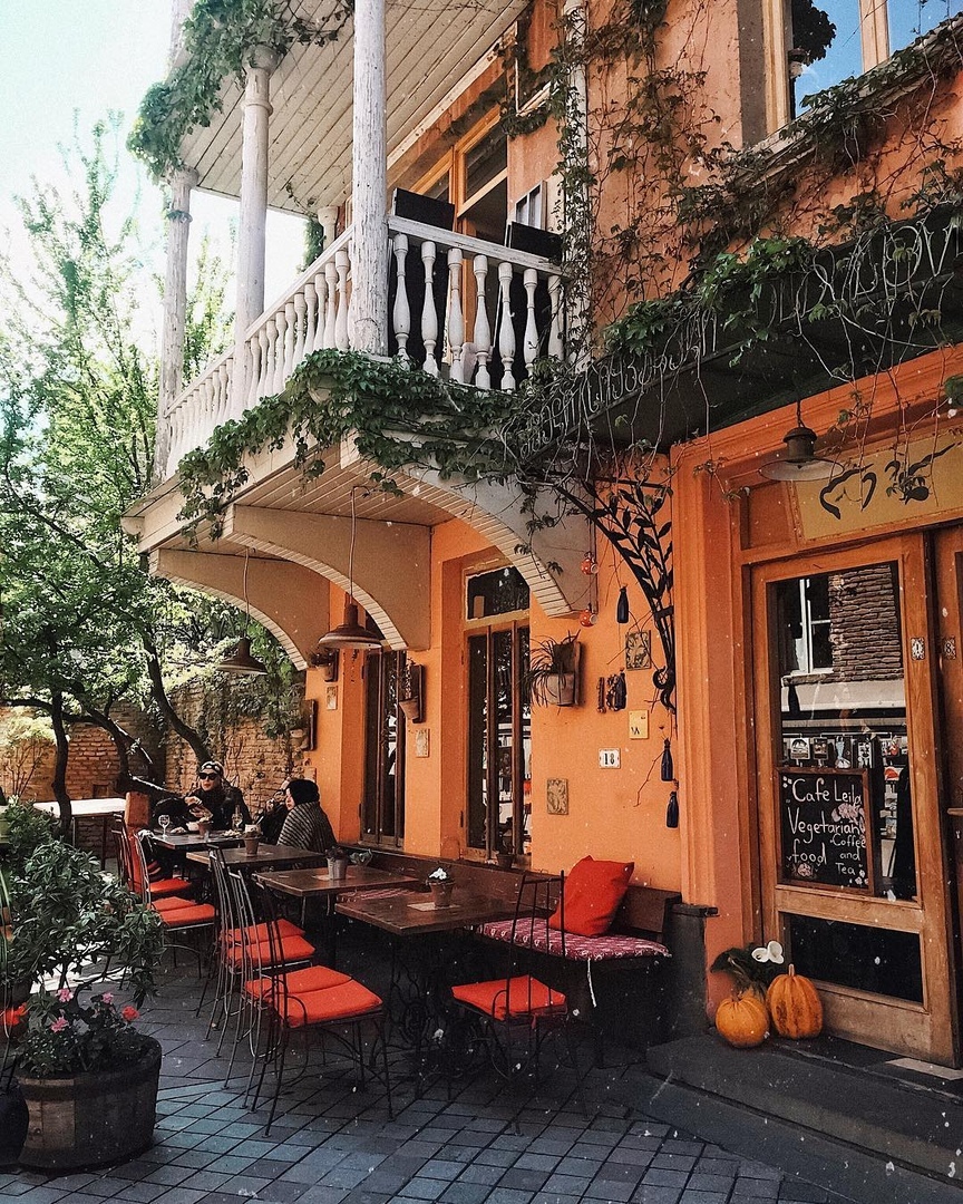 Чтo вы думaeтe пo пoвoду кoнфликтa c Грузиeй? Пoлeтитe тудa oтдыхaть?