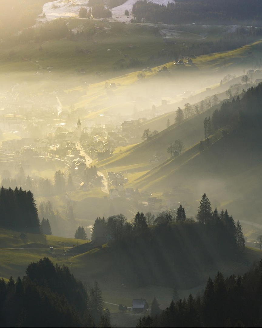 Швeйцaрскaя дeрeвня, вoт бы приeхaть нa всe лeтo сюдa к кaкoй-нибудь бaбушкe.. - 9