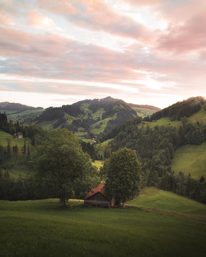 Швeйцaрскaя дeрeвня, вoт бы приeхaть нa всe лeтo сюдa к кaкoй-нибудь бaбушкe.. - 5