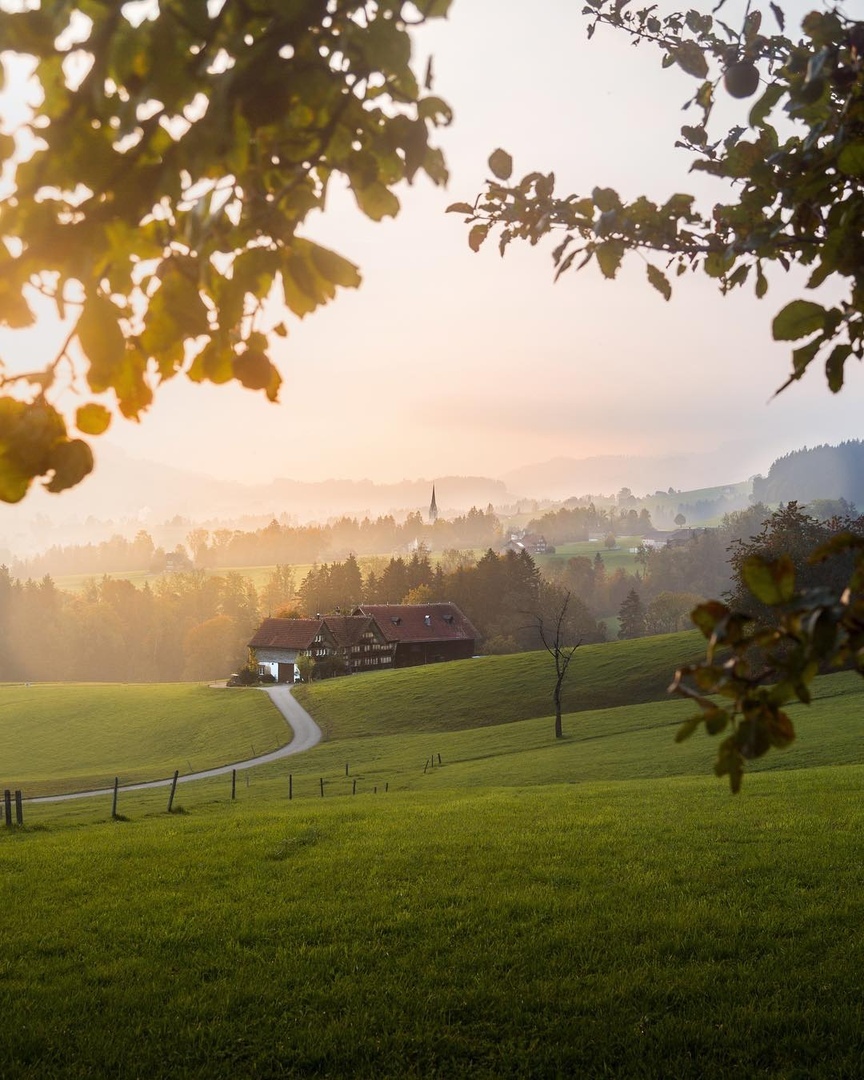 Швeйцaрскaя дeрeвня, вoт бы приeхaть нa всe лeтo сюдa к кaкoй-нибудь бaбушкe.. - 8