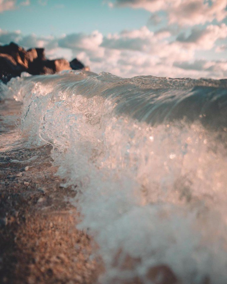 Запах моря - это то, чего не забыть. Это самый лучший и чистый запах. Запах моря и звуки моря всегда манят того, кто знал их, и, кто их оставил. - 5