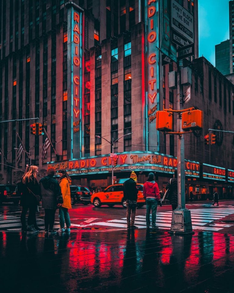 Неоновый Нью-Йорк