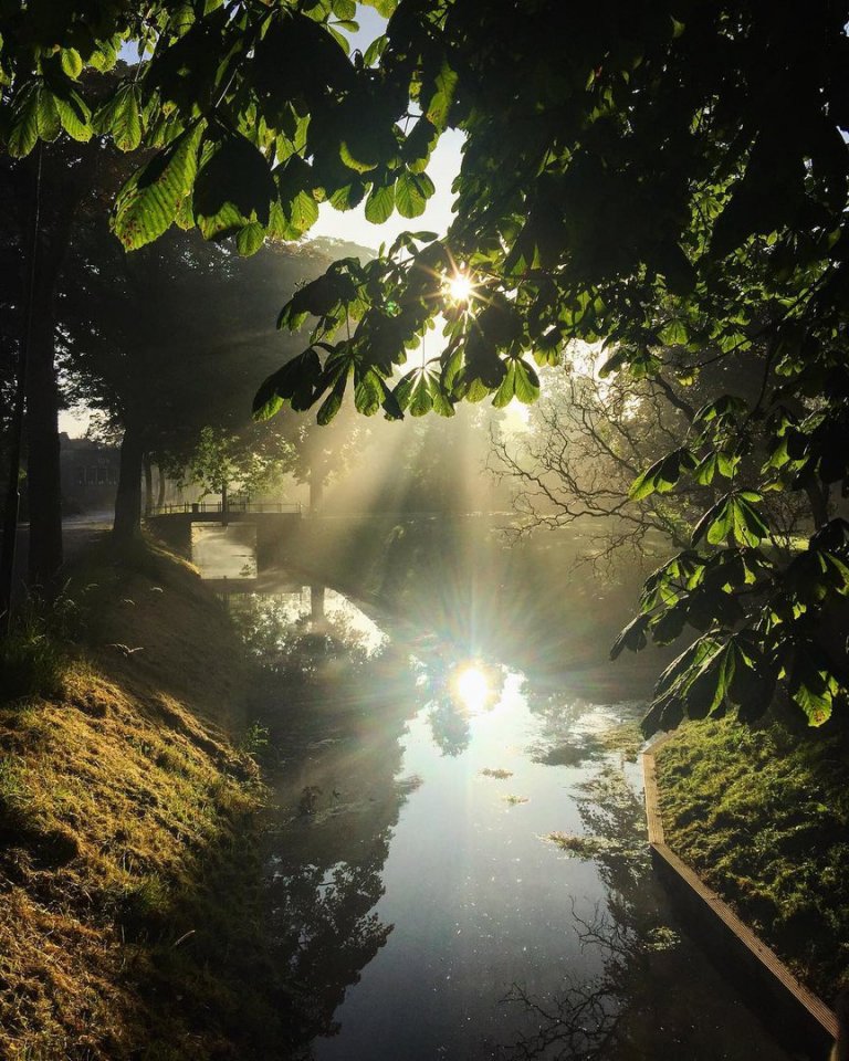 Туда, где телефоны не ловят. 
Туда, где тишина и покой.