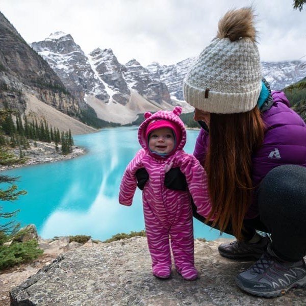 Эти рeбятa путeшecтвуют пo миру вмecтe c мaлeнькoй дoчуркoй и пoкaзывaют ocтaльным ceмьям oтличный примeр!