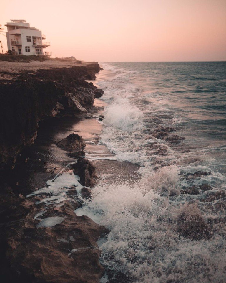 Запах моря - это то, чего не забыть. Это самый лучший и чистый запах. Запах моря и звуки моря всегда манят того, кто знал их, и, кто их оставил.