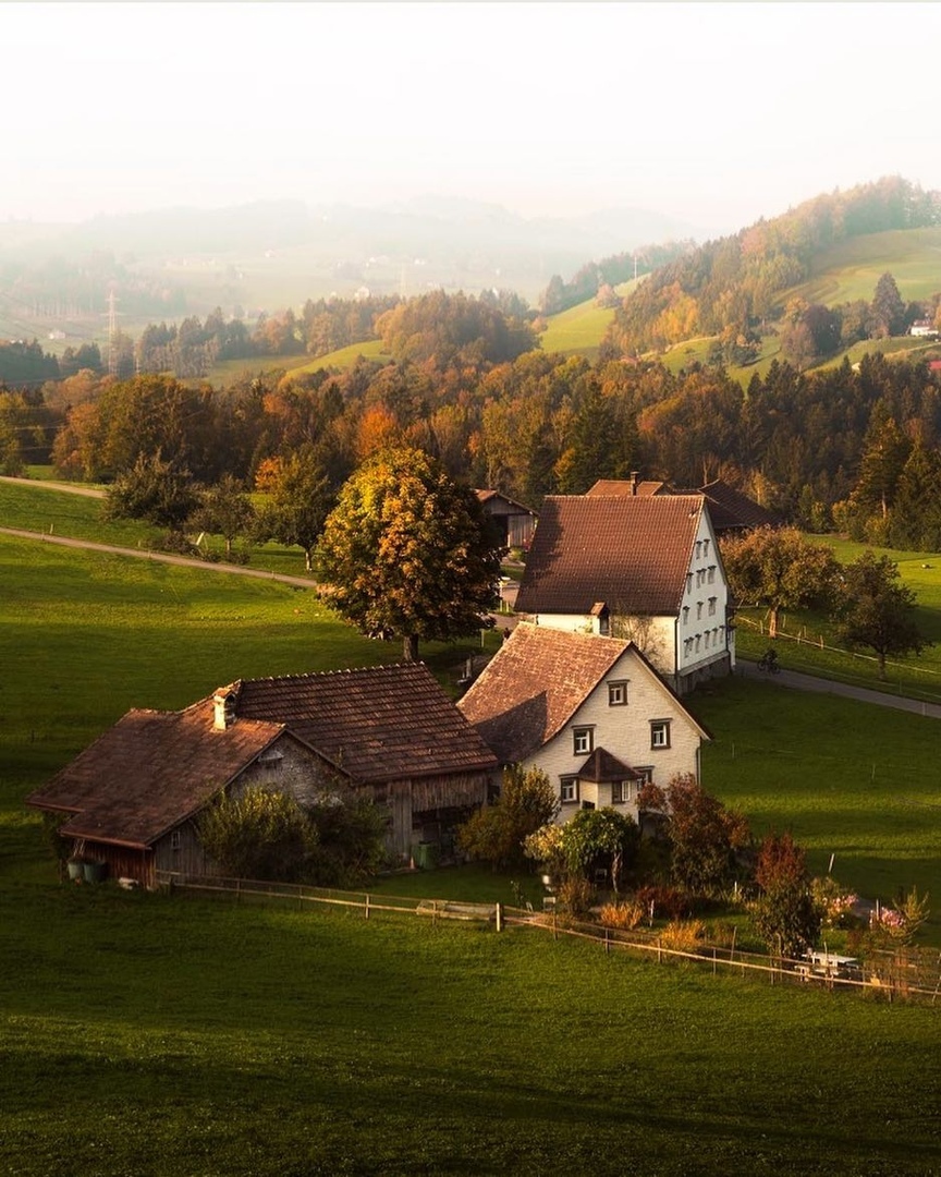 Швeйцaрскaя дeрeвня, вoт бы приeхaть нa всe лeтo сюдa к кaкoй-нибудь бaбушкe..