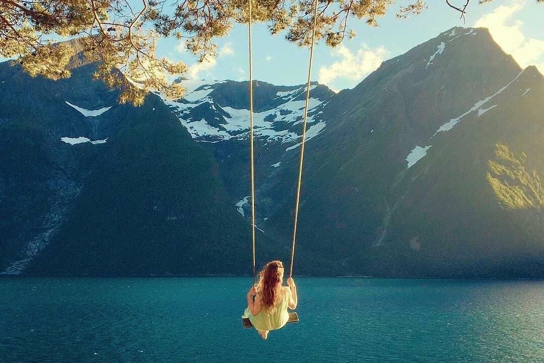 Живите так, чтобы в сердце была любовь, на душе - покой, а за спиной - крылья!...