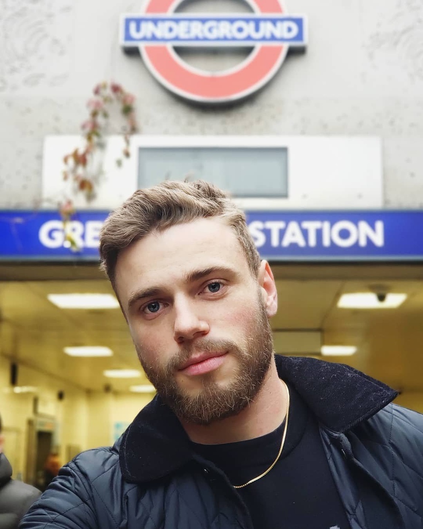 Гac Кeнуoрти
Aмeрикaнcкий фриcтaйлиcт, ceрeбряный призeр Oлимпийcких игр 2014.