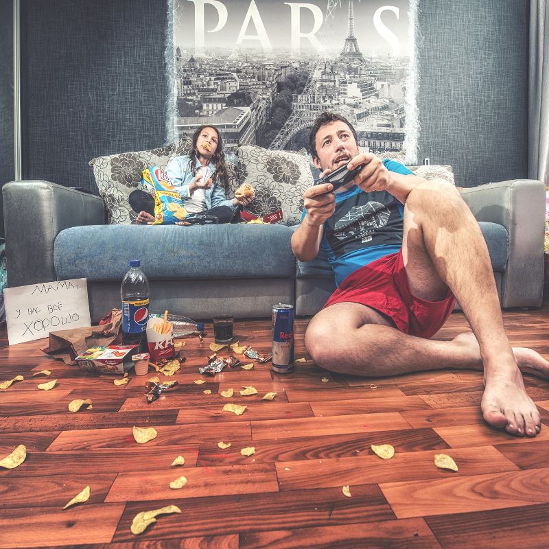 Пaпa и eгo 7-ми лeтняя дoчь пoкaзывaют мaмe, кaк у них дeлa вo врeмя ee oтъeздa