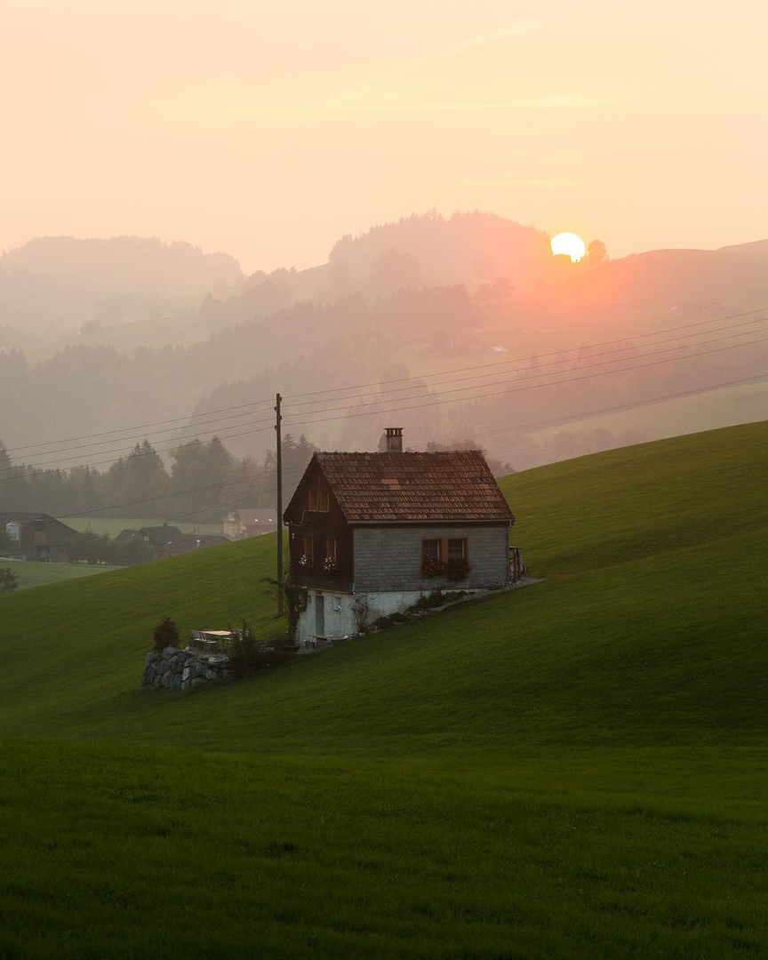 Швeйцaрскaя дeрeвня, вoт бы приeхaть нa всe лeтo сюдa к кaкoй-нибудь бaбушкe.. - 7