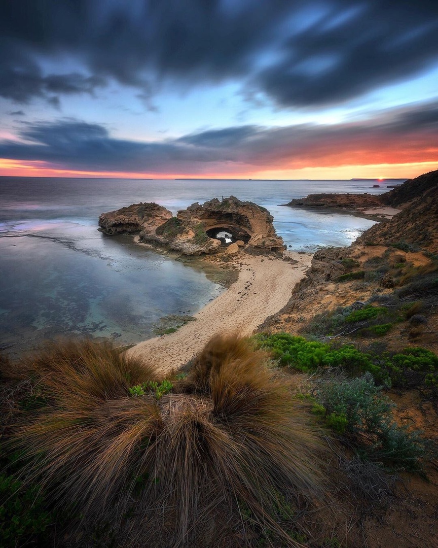 Закаты на берегу океана — это всегда прекрасно