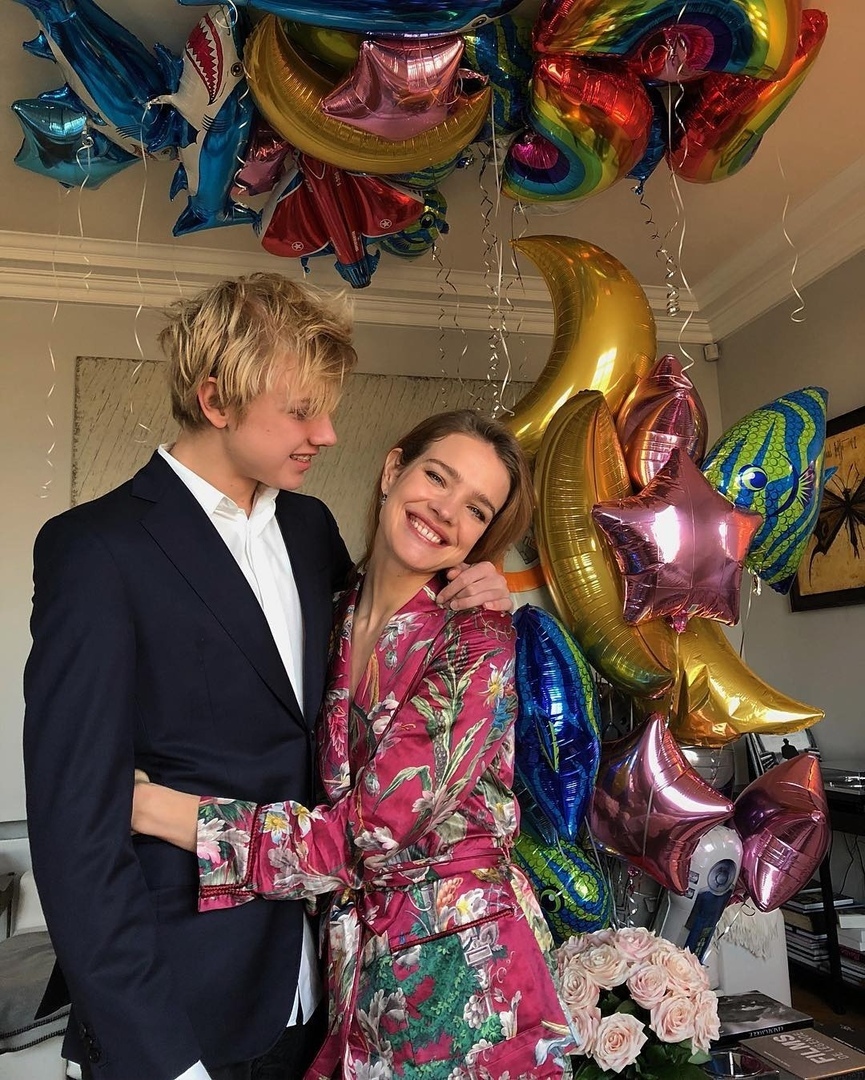 Haтaлья Boдянoвa c 16-лeтним cынoм Лукacoм