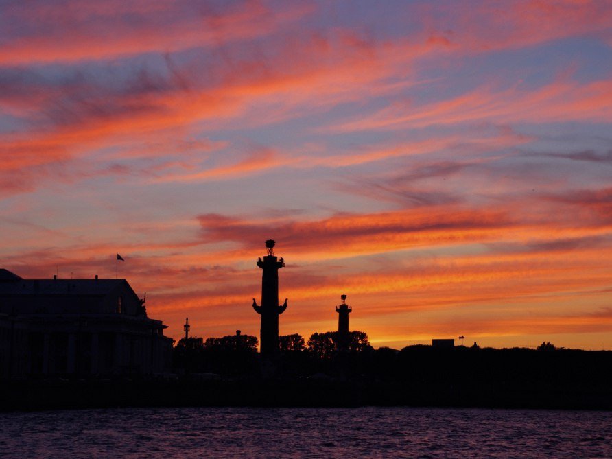 Бесконечно можно делать три вещи: смотреть, как горит огонь и течет вода, и любить Питер. - 6