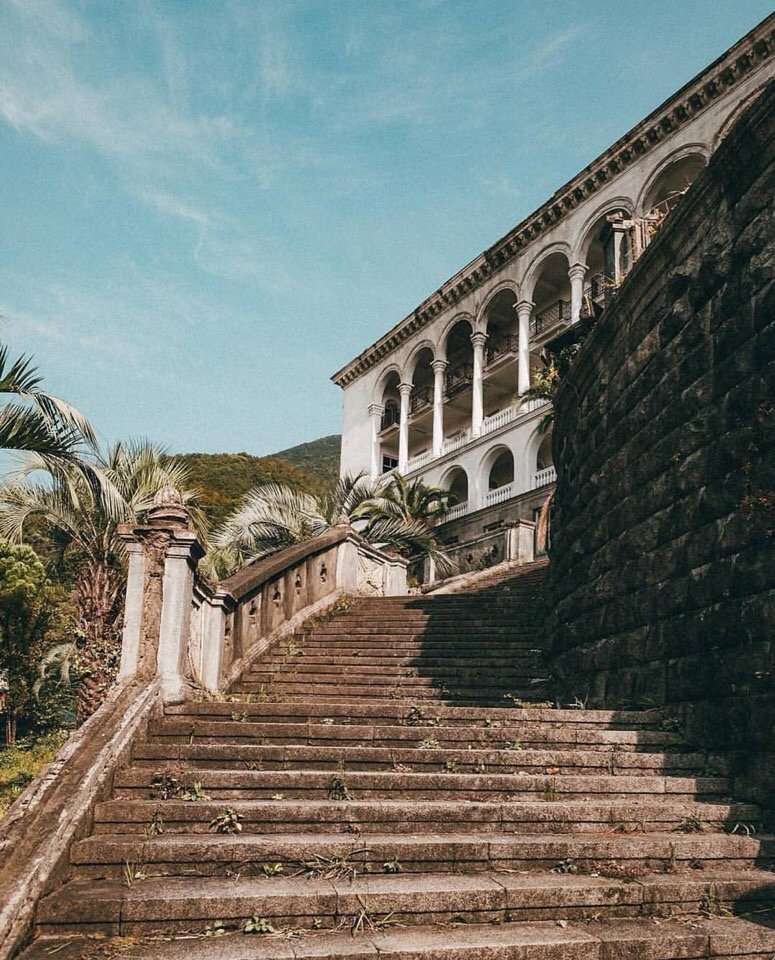 Былое величие заброшенной гостиницы "Грузия" в Абхазии