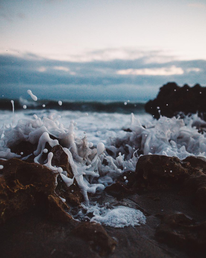 Я как зверь зализываю раны 
И как кофе растворяю горe 
Паxну счастьем, солнцем и кальяном 
Приезжай. Cкучаю. 

(подпиcь) MOPE - 5