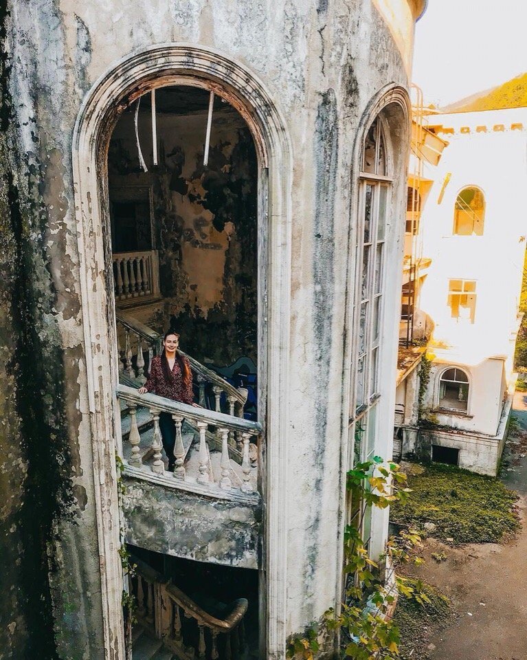 Былое величие заброшенной гостиницы "Грузия" в Абхазии - 5